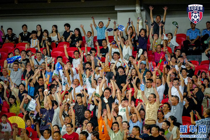 关于超级足球夜热闹进行,球场气氛火爆的信息 关于超级足球夜热闹进行,球场气氛火爆的信息